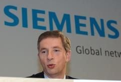 Siemens Vorstandschef Klaus Kleinfeld spricht am Dienstag (7. Juni 2005) auf einer Pressekonferenz in der Siemens-Zentrale in München. (Foto: dpa)