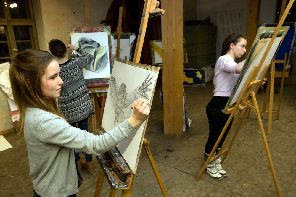 Gemeinsam mit anderen Jugendlichen beweist Lina Kuhrman (l.) einmal wöchentlich in Wittenberg an der Malstaffel ihr künstlerisches Talent.