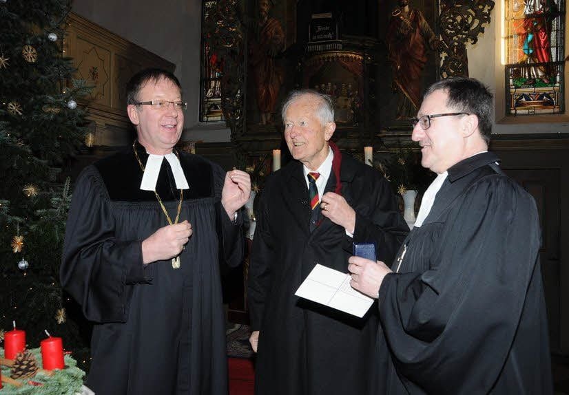 Regionalbischof Johann Schneider (li.) und Superintendent sowie heutiger Vorsitzender des Diest-Vereins Christian Beuchel (re.) überreichten Walter von Diest die Auszeichnung des Diakonischen Werkes.