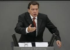Bundeskanzler Gerhard Schröder hält am Mittwoch (7. September 2005) in Berlin vor dem Deutschen Bundestag eine Regierungserklärung und zieht Bilanz der Regierungsarbeit der rot-grünen Koalition. (Foto: dpa)