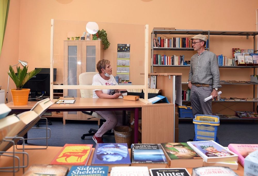 Gröbzigs Bürgermeister Dirk Honsa unterhält sich in der städtischen Bibliothek mit deren Leiterin Angela Meiling.