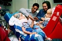 Kann man diesen Augenblick nachvollziehen? Mohamed Ibrahim und Achmed Ibrahim waren sich zwei Jahre lang näher als alle anderen Menschen. Aber nach einer Aufsehen erregenden Operation in Texas können sich die beiden Brüder, bislang als Siamesische Zwillinge am Kopf zusammengewachsen, das erste Mal sehen. (Foto: dpa)