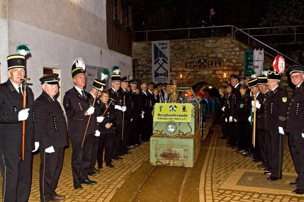 Die Lok fährt zur Parade aus dem Berg.