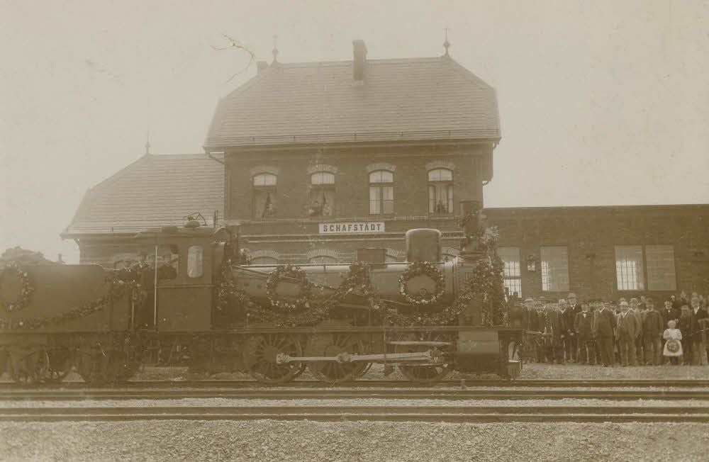 Schafstädt vor 118 Jahren. Mit großem Tamtam wurde die Eröffnung der Bahnstrecke in Schafstädt gefeiert.