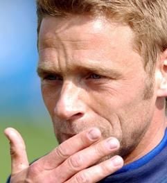 Thomas Häßler vom Fußballverein TSV 1860 München fasst sich am Dienstag (29.04.2003) auf dem Vereinsgelände in München an seinen Mund. Die Ankündigung Häßlers über einen eventuellen vorzeitigen Rücktritt sorgte auf dem Vereinsgelände am Dienstag zunächst für Verwirrung. (Foto: dpa)