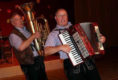 Tolle Stimmung in der Elbaue-Halle beim Oktoberfest des DRK: dafür sorgte das „Original Vogtlandecho“ mit Frank Jahn an der Tuba und Volker Rausch mit dem Akkordeon.