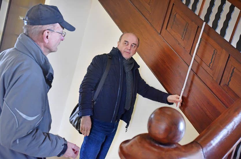 Schulleiter Rainer Woischnik (re.) misst noch ein mal nach.