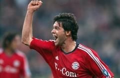 Michael Ballack vom FC Bayern München jubelt über einen Treffer (Foto: dpa).