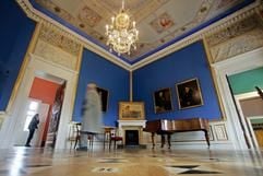 Blick in das so genannte Blaue Zimmer im Marmorpalais im Potsdamer Neuen Garten am Mittwoch. (Foto: dpa)