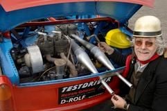 Am nach eigenen Angaben ersten 6-Zylinder-Zweitakter der Welt, einem 35 Jahre alten Trabant, sitzt am Donnerstag (31.03.2005) der Weltenbummler «Drehorgel-Rolf» in Leipzig. (Foto: dpa)