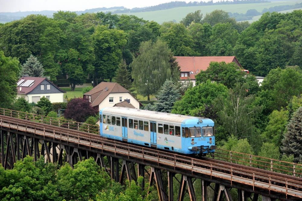 Die Bahn fährt über das Viadukt.