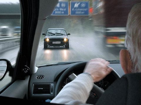 Der Albtraum eines jeden Autofahrers: Plötzlich naht ein Falschfahrer. (FOTO: ALLIANZ)