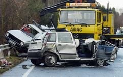 Ein Mitarbeiter eines Abschleppunternehmens birgt am Sonntag (21.12.2003) auf der Bundesstraße B 20 nahe dem oberpfälzischen Weiding (Landkreis Cham) ein völlig zerstörtes Fahrzeug. Bei dem schweren Verkehrsunfall sind am Sonntagmittag fünf Menschen ums Leben gekommen. Ein betrunkener Autofahrer sei am Mittag auf einen vorausfahrenden Wagen aufgefahren, teilte die Polizei mit. Das gerammte Auto schleuderte in den Gegenverkehr und prallte gegen einen entgegen kommenden Wagen. (Foto: dpa)