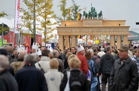 Besucher der Ländermeile gehen am 02.10.2010 bei der Feier zum Tag der Deutschen Einheit am Europahafen in Bremen durch ein Modell des Brandenburger Tores. (FOTO: DPA)