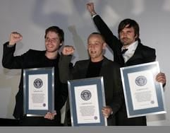 Die Schauspieler Daniel Brühl und Jürgen Vogel sowie Regisseur Sebastian Schipper (v.l.) freuen sich im Cinedom in Köln über ihre Urkunde vom «Guinness Buch der Rekorde». (Foto: dpa)