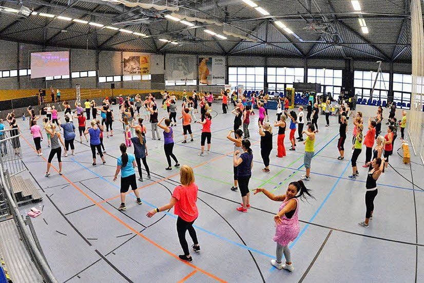 Die 120 Teilnehmer an der zweiten Zumba-Party im Ballhaus haben Spaß und fühlen sich mitgerissen von der motivierenden Musik, den Trainern und der großen Gruppe.