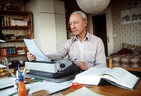 Der Schriftsteller Joachim Seyppel sitzt am 22.12.1982 in Hamburg in seinem Arbeitszimmer an der Schreibmaschine. Im Alter von 93 Jahren ist der Schriftsteller und Literaturwissenschaftler Joachim Seyppel gestorben. (FOTO: DPA)