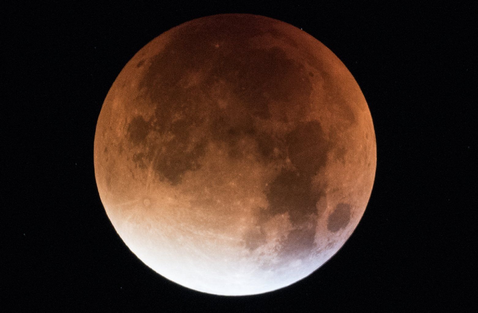 Der Erdtrabant verfärbte sich in der Nacht während einer totalen Mondfinsternis zu einem sogenannten "Blutmond".
