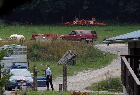Französisch Polizisten sperren die Zufahrt zu einem Parkplatz in Chevaline nahe dem Sees von Annecy in den Alpen ab, wo die Leichen gefunden worden waren. (FOTO: DPA)