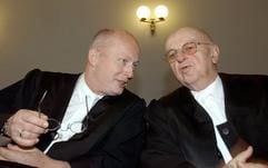 Die Rechtsanwälte Friedrich Wolff (r.) und Klaus-Rüdiger Arndt sitzen am Mittwoch (06.11.2002) im Leipziger Landgericht. Die Anwälte vertreten vor dem Bundesgerichtshof (BGH) im letzten Politbüro-Prozess die früheren Mitglieder des SED-Politbüros der DDR, Siegfried Lorenz und Hans-Joachim Böhme. Neben Lorenz und Böhme muss sich auch das frühere Politbüromitglied Herbert Häber 13 Jahre nach dem Fall der Mauer für die Toten an der deutsch-deutschen Grenze verantworten.)