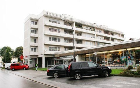 Autos stehen am Dienstag in Rosenheim vor dem Haus, in dem am Montag eine Frau und ein Kleinkind tot aufgefunden wurden. (FOTO: DPA)
