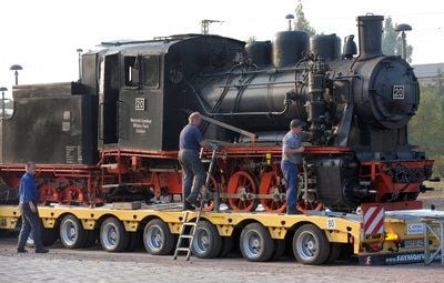 Spezialisten verladen im sächsischen Radebeul die im September 2009 verunglückte Lok auf einen Tieflader. (FOTO: DPA)