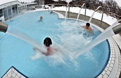 Badegäste lassen sich bei Minusgraden im beheizten Außenbecken des «Heide Spa» in Bad Düben vom Massagestrahl verwöhnen. (FOTO: DPA)