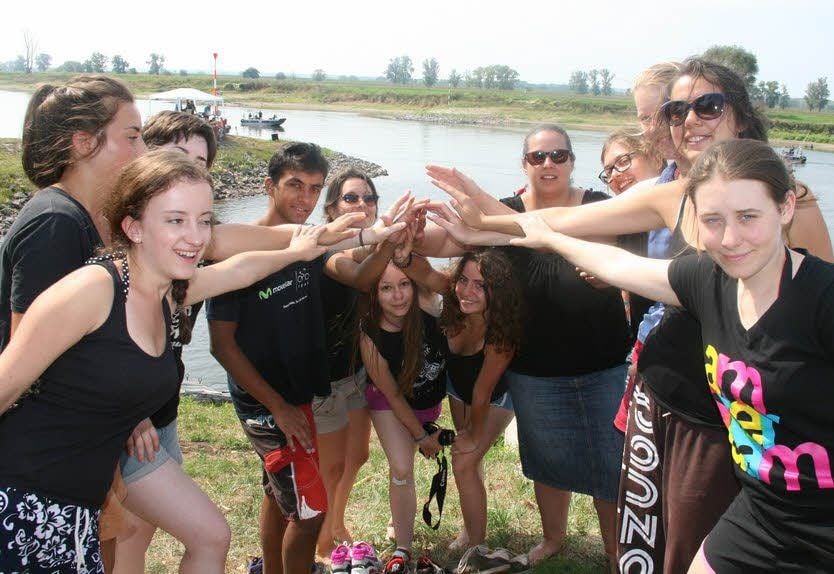 Gut drauf ist die Besatzung vom „Kartoffel-Express“. Die Teilnehmer des internationalen Workcamps zur KZ-Geschichte in Prettin motivieren sich gegenseitig für ihr erstes Drachenboot-Rennen.