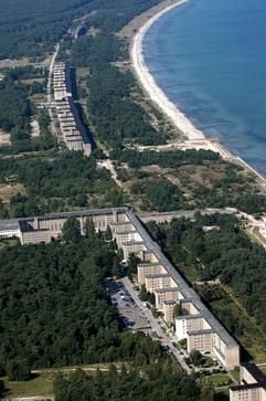 Die Luftaufnahme zeigt Teile des im Dritten Reich geplanten und nicht fertiggestellten KdF-Erholungsbades Prora auf der Ostseeinsel Rügen. (Foto: dpa)