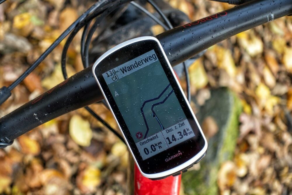 Das Garmin-Gerät (unten) zeigt dann während der Fahrt an, wo es langgeht - wenn es denn funktioniert.