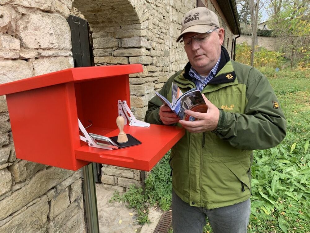 An der Lukasmühle holt sich Kurt Kuchinke einen Sonderstempel.