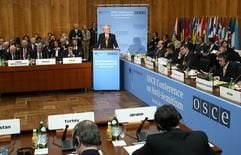 Bundespräsident Johannes Rau eröffnet am Mittwoch (28.04.2004) die Antisemitismuskonferenz der Organisation für Sicherheit und Zusammenarbeit in Europa (OSZE) in Berlin. Rund 500 Teilnehmer aus fast 60 Ländern haben sich zu der zweitägigen Veranstaltung angesagt.(Foto: dpa)