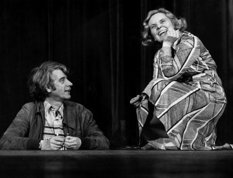 Die Hamburger Volksschauspielerin Heidi Kabel probt mit TV-Moderator Rudi Carrell das Seemannsstück «Die Königin von Honolulu» für die Lotterie-Sendung «Ein Platz an der Sonne» am 25.02.1977 in Karlsruhe. (FOTO: DPA)