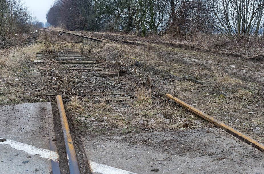 Der Großteil der Schienen der Bahnlinie ist abgebaut.