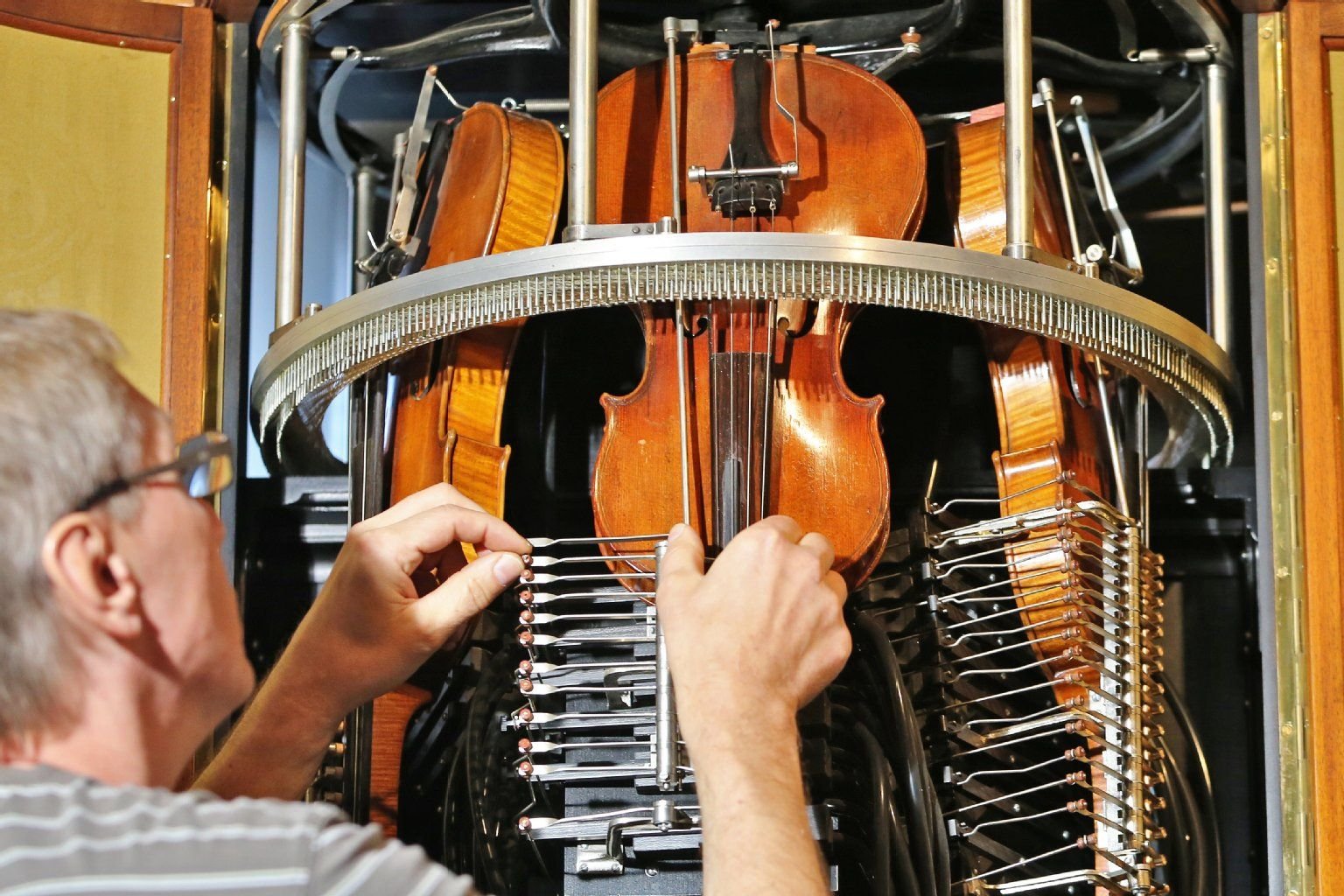 Instrumentenbauer Jörg Borchardt bereitet die als "Weltwunder"-Geige bezeichnete Violina für die Ausstellung im Grassi Museum in Leipzig vor.
