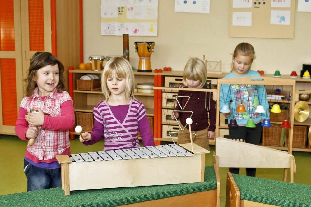 In der Kita Musikus zieht langsam wieder Alltag ein. Nach dem Hochwasser wurde die Einrichtung von Grund auf saniert. So entstand auch dieser neue Musikraum. Lilly Hässelbarth (von links), Maria Knobloch, Lina Rößler und Jolina Bischoff probieren die Instrumente aus.