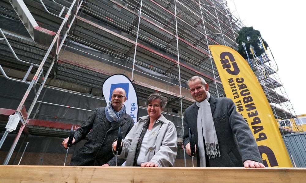 Bernd Wiegand, Angela Papenburg und Jürgen Marx beim Richtfest: Das Gebäude soll im Frühjahr 2020 fertiggestellt sein.