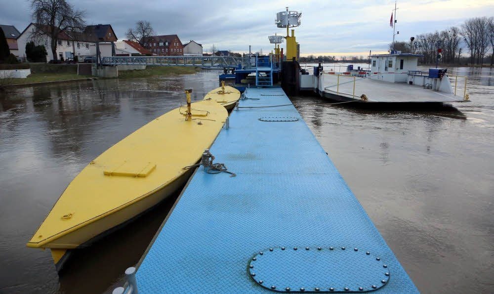Zwangspause am Bootsanleger: Die Elsteraner Fähre kann wegen des gerissenen Hauptseils derzeit nicht übersetzen.