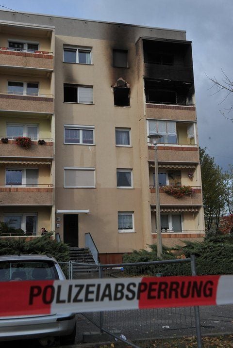 Hinter einer polizeilichen Absperrung ist in Großräschen (Oberspreewald-Lausitz) eine zerstörte Plattenbauwohnung zu sehen. (FOTO: DPA)