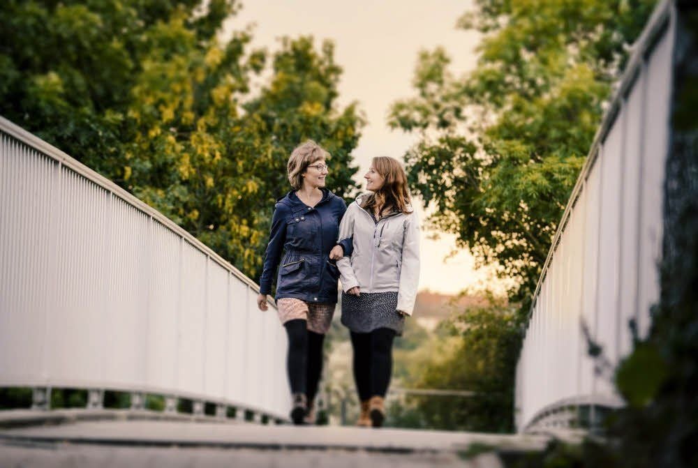 Sie kennen Deutschland nur vereint: Nicole (links) und Janine Kleindienst sind am Tag der Deutschen Einheit auf die Welt gekommen.