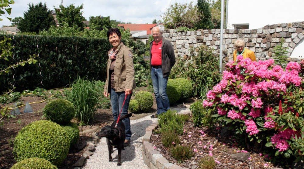 Anita und Dieter Näfe aus Annaburg genießen den Gartenspaziergang mit Hund Daysi sichtlich.