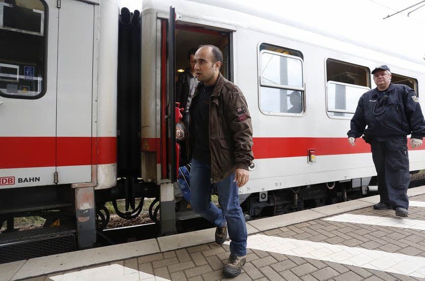 Ein Zug mit Flüchtlingen am Bitterfelder Bahnsteig.