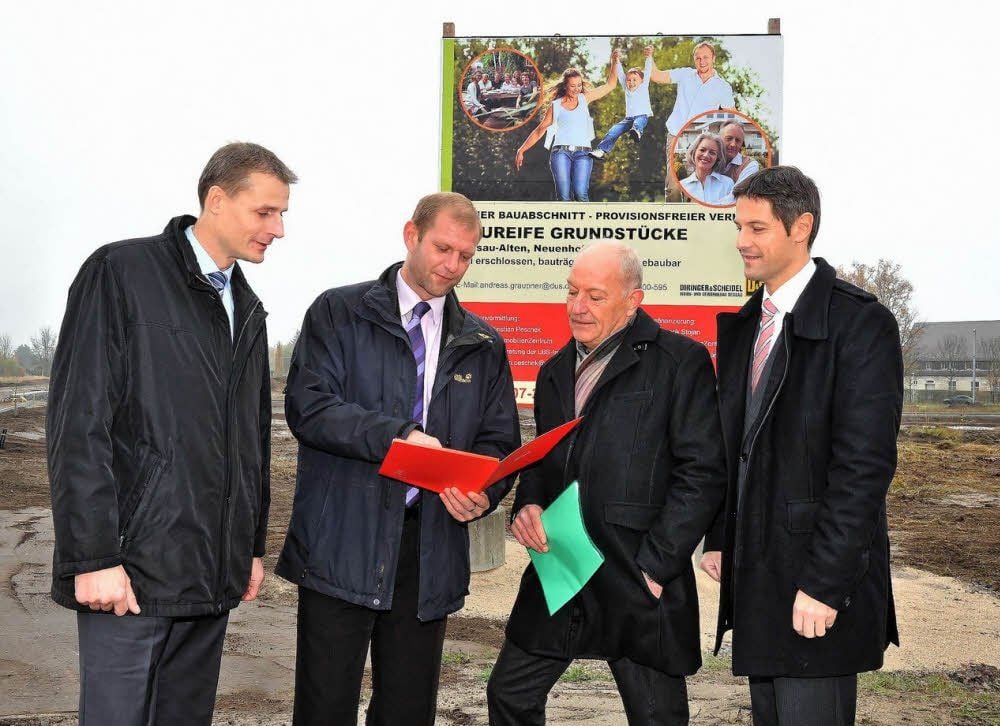 Frank Stojan, Christian Peschek, Andreas Graupner und Henrik Pregel vor dem Baustellenschild.