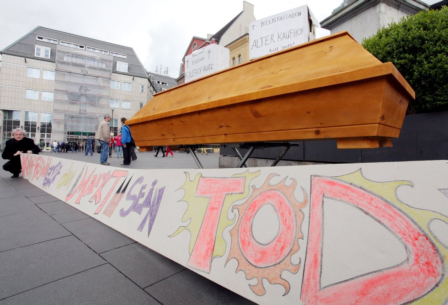 Die Bürgerinitiative Rathausseite e.V. führt am Dienstag (13.05.14) von 12 bis 16 Uhr eine Mahnwache am Händeldenkmal durch.