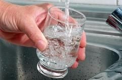Trinkwasser: Schnell zur Hand - doch die Preisunterschiede in Sachsen-Anhalt sind groß. (Foto: MZ-Archiv)
