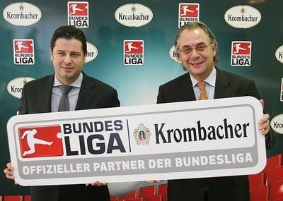Unterschrieben heute den offiziellen Partnervertrag zwischen der DFL und der Krombacher Brauerei: Christian Seifert (links im Bild), Vorsitzender der DFL-Geschäftsführung sowie Hans-Jürgen Grabias, Geschäftsführer Marketing der Krombacher Brauerei.