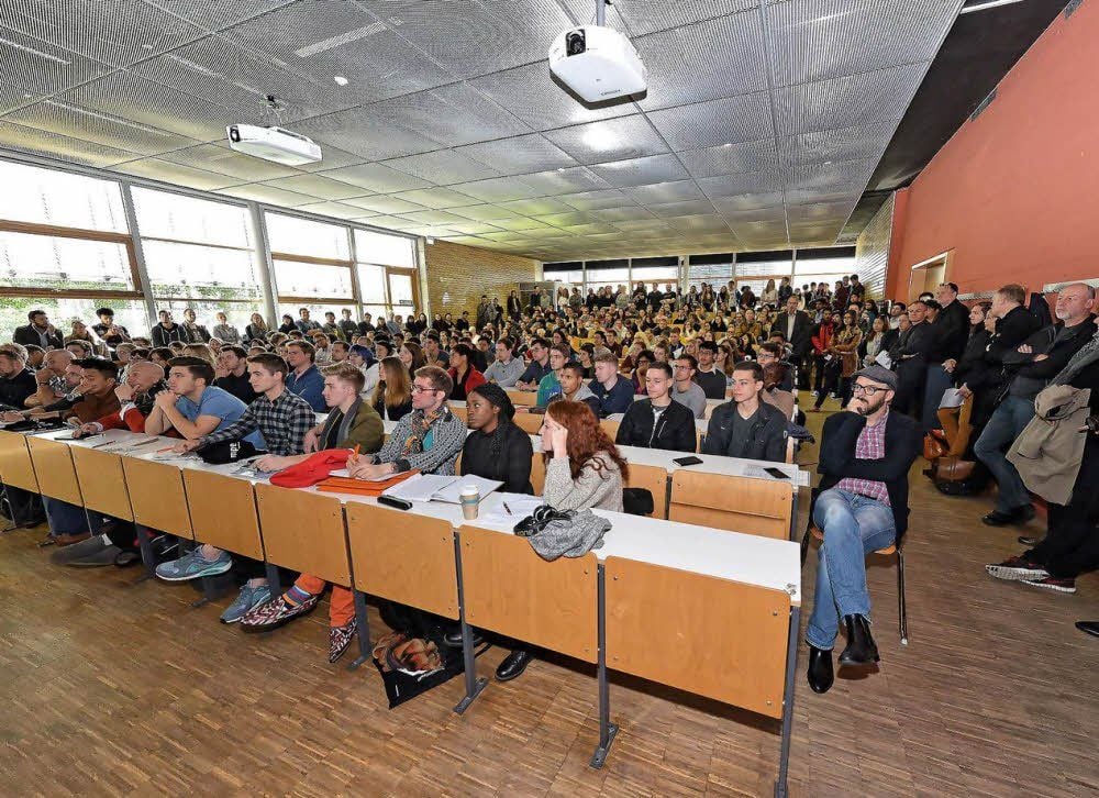 Der große Vorlesungssaal wurde zum Studienauftakt bis auf den letzten Platz gefüllt.