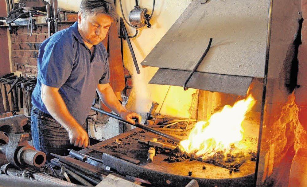 Bestimmt einer der heißesten Arbeitsplätze in Prettin: das Schmiedefeuer von Andreas Schneider.