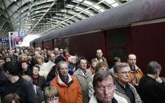 Dicht gedrängt warten rund tausend Besucher der Ausstellung «Zug der Erinnerung» am Sonntag auf einem Bahnsteig im Ostbahnhof in Berlin auf den Ausstellungsbeginn. (Foto: dpa)