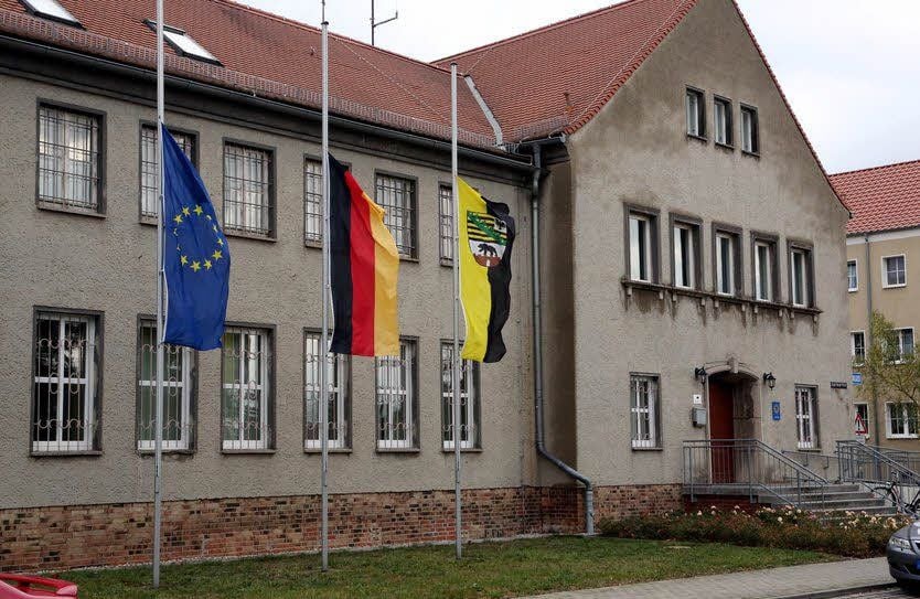 Vor dem Revierkommissariat in Jessen wehten auch gestern die Flaggen Europas, Deutschlands und Sachsen-Anhalts auf halbmast.